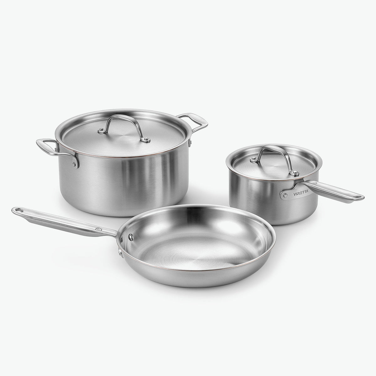 Startset i 5-Ply rostfritt stål med kopparkärna: kastrull Ø16 cm, gryta Ø24 cm och stekpanna Ø26 cm, med lock i rostfritt stål, sett snett framifrån