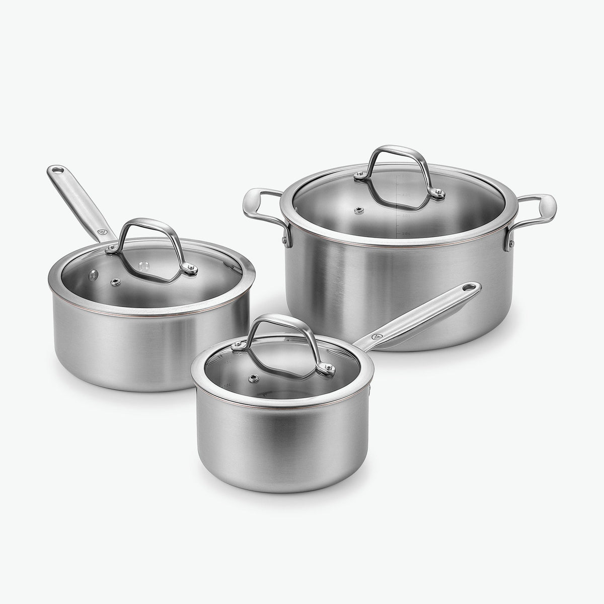 Gryta Trio i 5-Ply rostfritt stål med kopparkärna: kastruller Ø16 och Ø20 cm och gryta Ø24 cm, med glaslock, sett snett framifrån