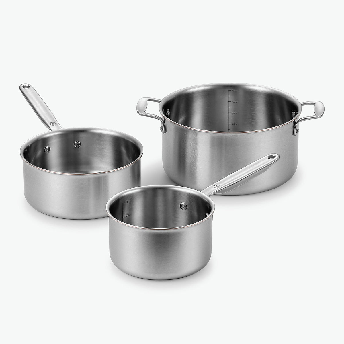 Gryta Trio i 5-Ply rostfritt stål med kopparkärna: kastruller Ø16 och Ø20 cm och gryta Ø24 cm, utan lock, sett snett framifrån