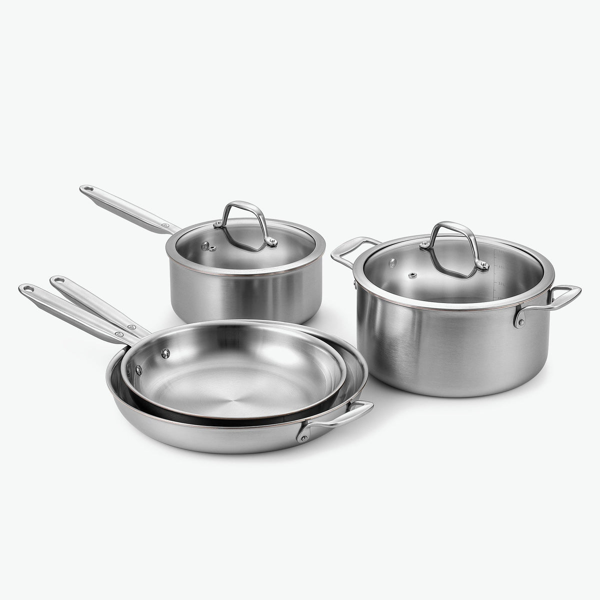 Essentials-set i 5-Ply rostfritt stål med kopparkärna: kastrull Ø20 cm, gryta Ø24 cm och stekpannor Ø26 och Ø30 cm, med glaslock, sett snett framifrån