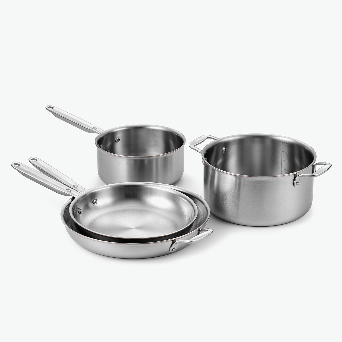 Essentials-set i 5-Ply rostfritt stål med kopparkärna: kastrull Ø20 cm, gryta Ø24 cm och stekpannor Ø26 och Ø30 cm, utan lock, sett snett framifrån