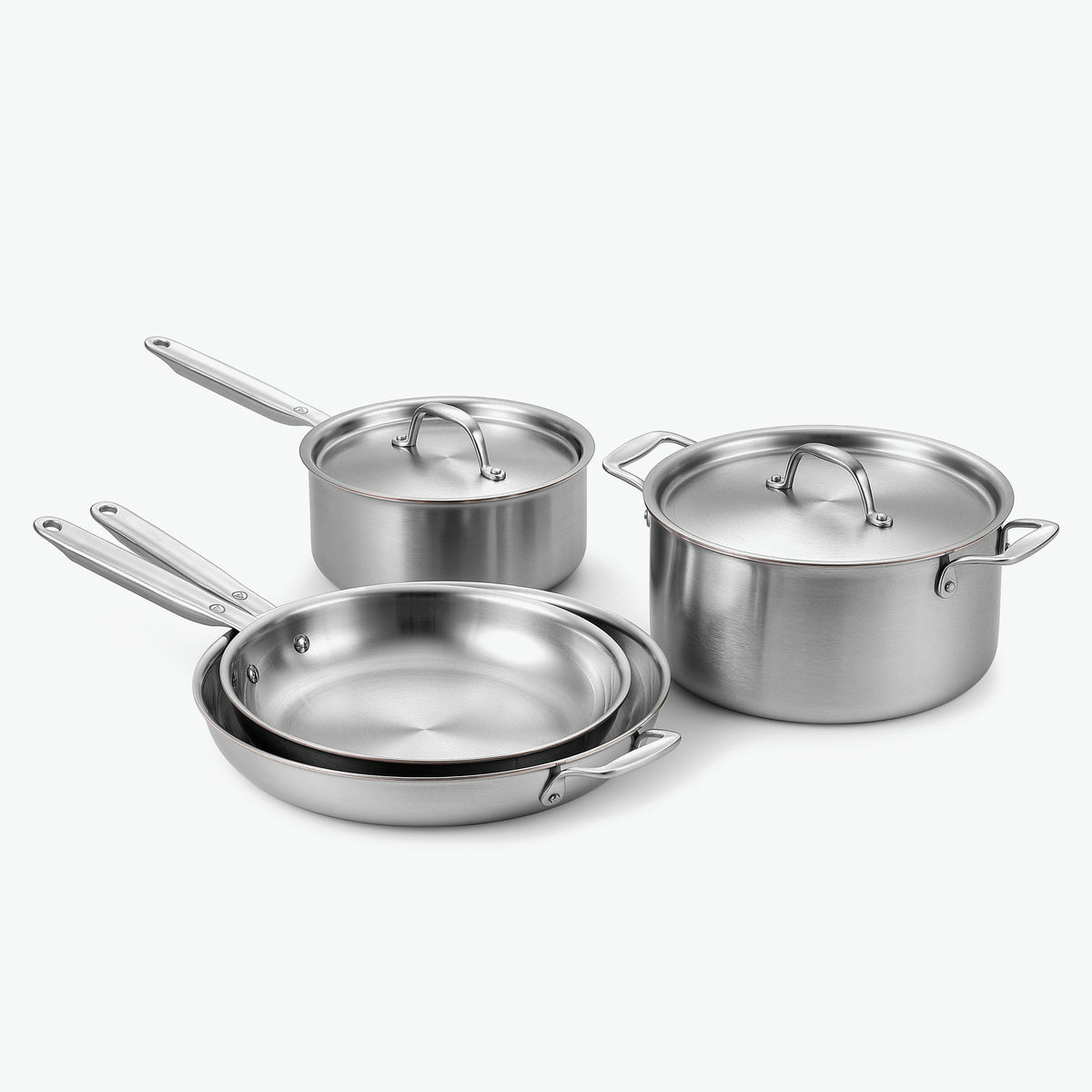 Essentials-set i 5-Ply rostfritt stål med kopparkärna: kastrull Ø20 cm, gryta Ø24 cm och stekpannor Ø26 och Ø30 cm, med lock i rostfritt stål, sett snett framifrån