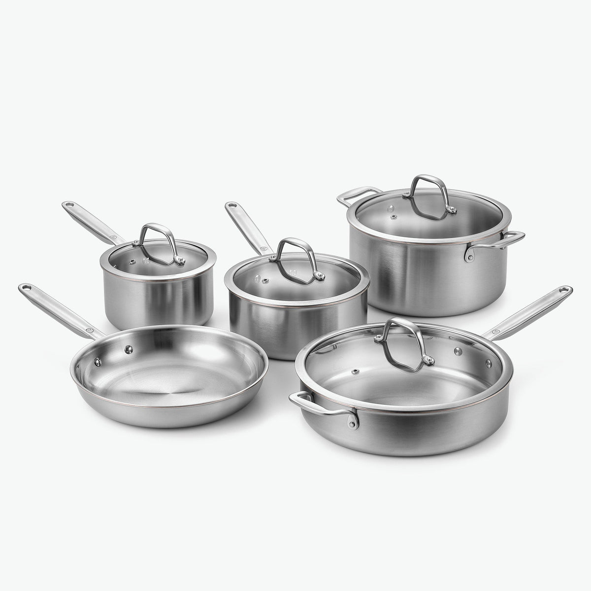 Signature-set i 5-Ply rostfritt stål med kopparkärna: kastruller Ø16 och Ø20 cm, gryta Ø24 cm, stekpanna Ø26 cm och sautépanna Ø28 cm, med glaslock, sett snett framifrån
