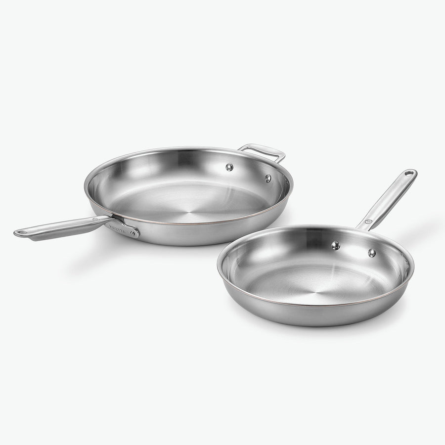Pannset Duo i 5-Ply rostfritt stål med kopparkärna: stekpannor Ø26 och Ø30 cm, sett snett framifrån