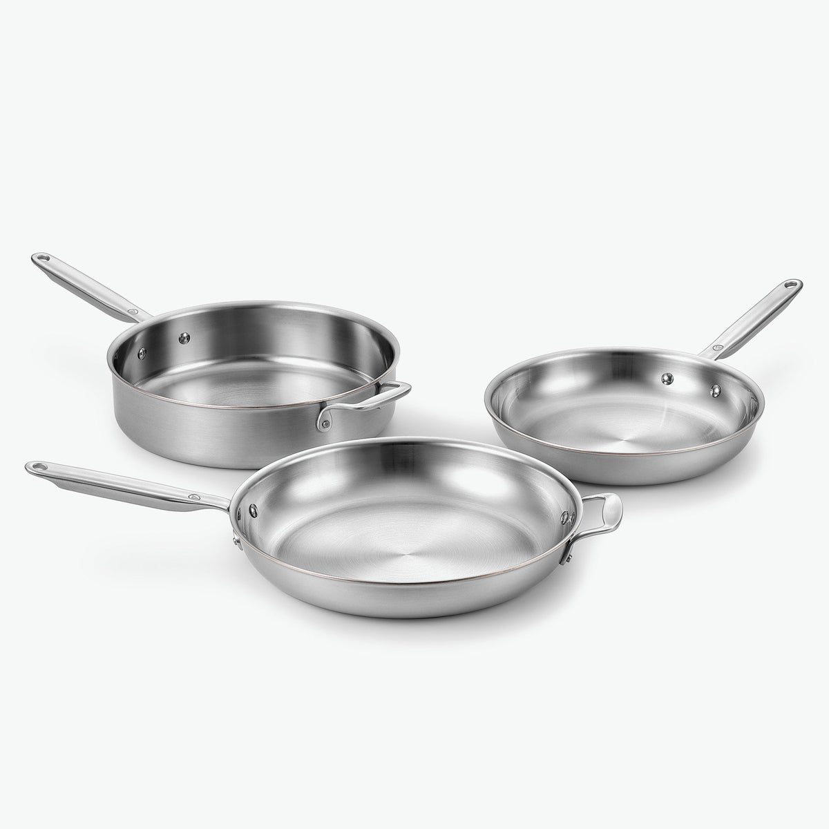 Pannset Trio i 5-Ply rostfritt stål med kopparkärna: stekpannor Ø26 och Ø30 cm och sautépanna Ø28 cm, utan lock, sett snett framifrån