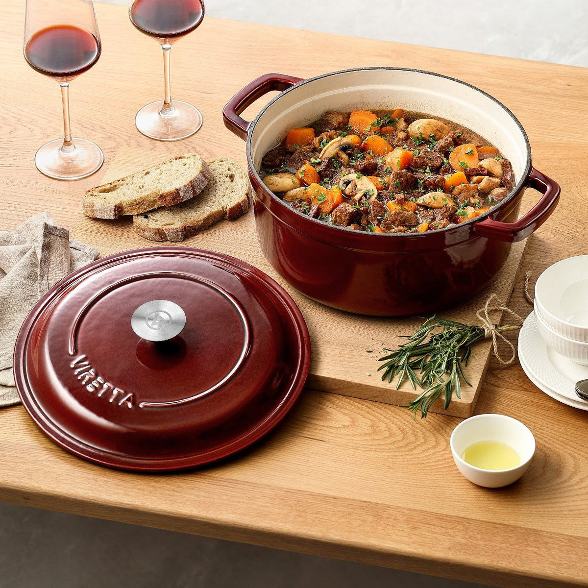 Vinbärsröd gjutjärnsgryta med bœuf bourguignon, locket bredvid