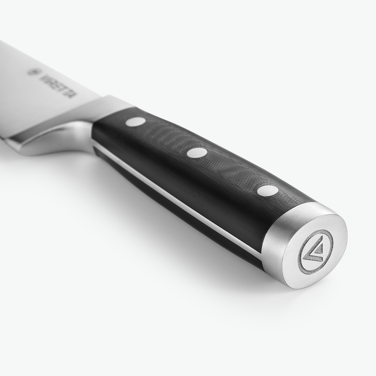 Ändkappan och G-10-skaftet på Classic kockkniv, i närbild