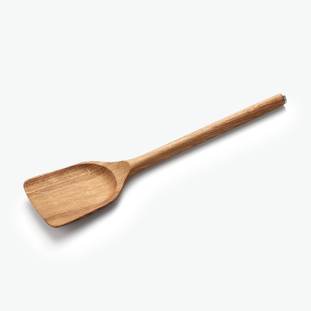 Stor stekspade i ek ur setet, sedd snett
