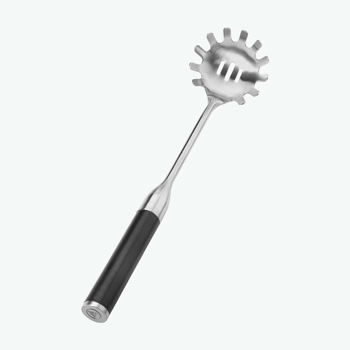 Pastasleven ur setet med handtag i G-10, sedd snett