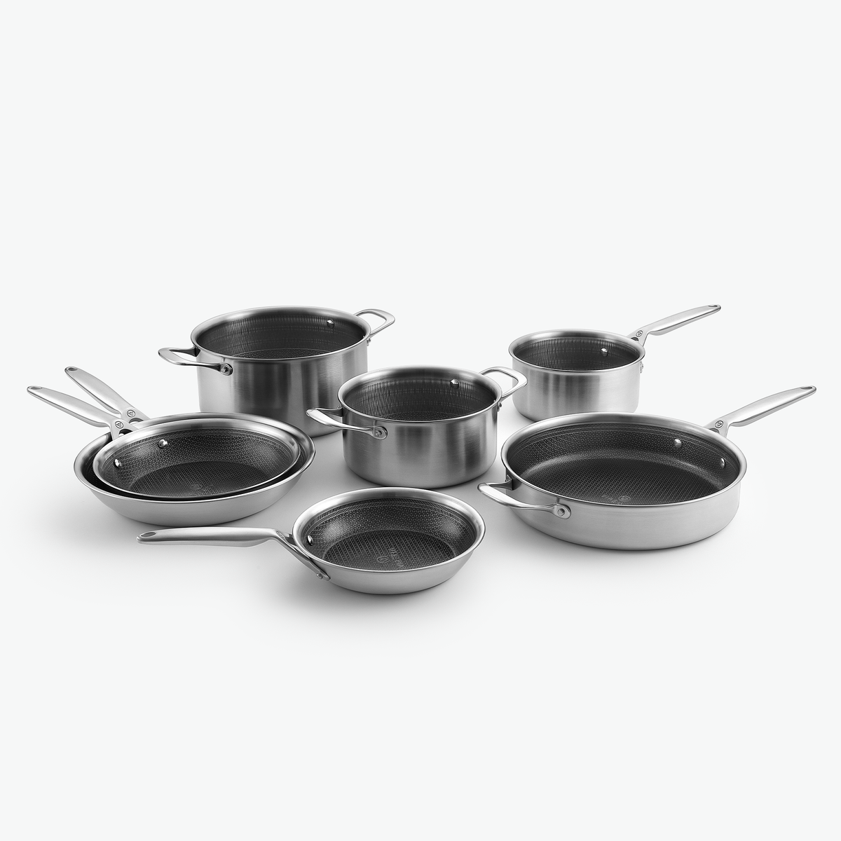 Sautépannan tillsammans med grytor, kastrull och stekpannor i 3-Ply Hybrid