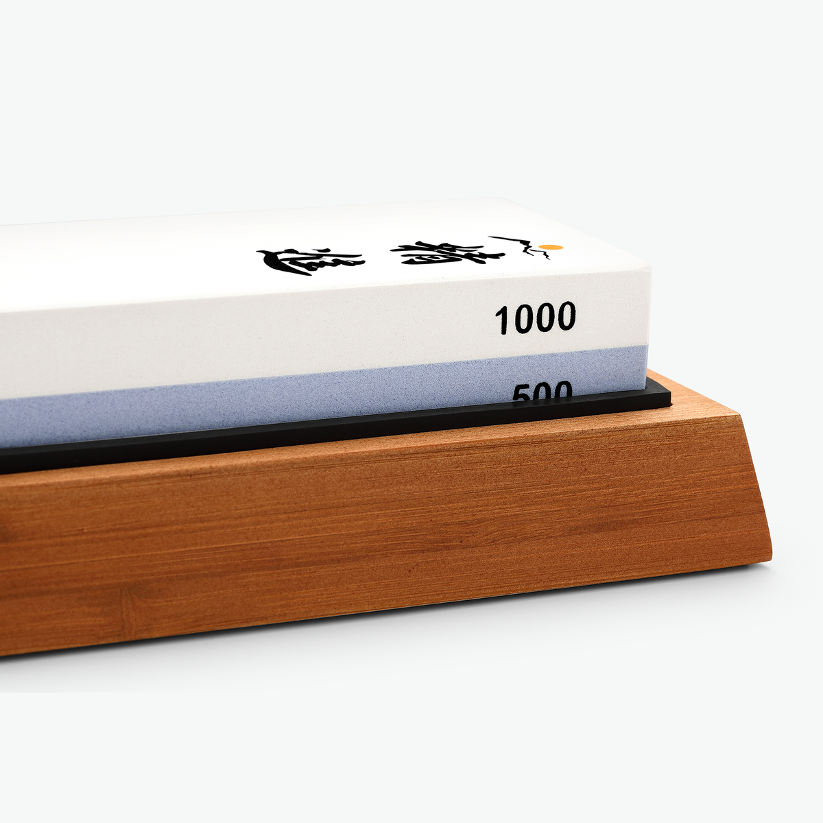 Shōjin slipsten 500/1000 i bambuhållaren, i närbild