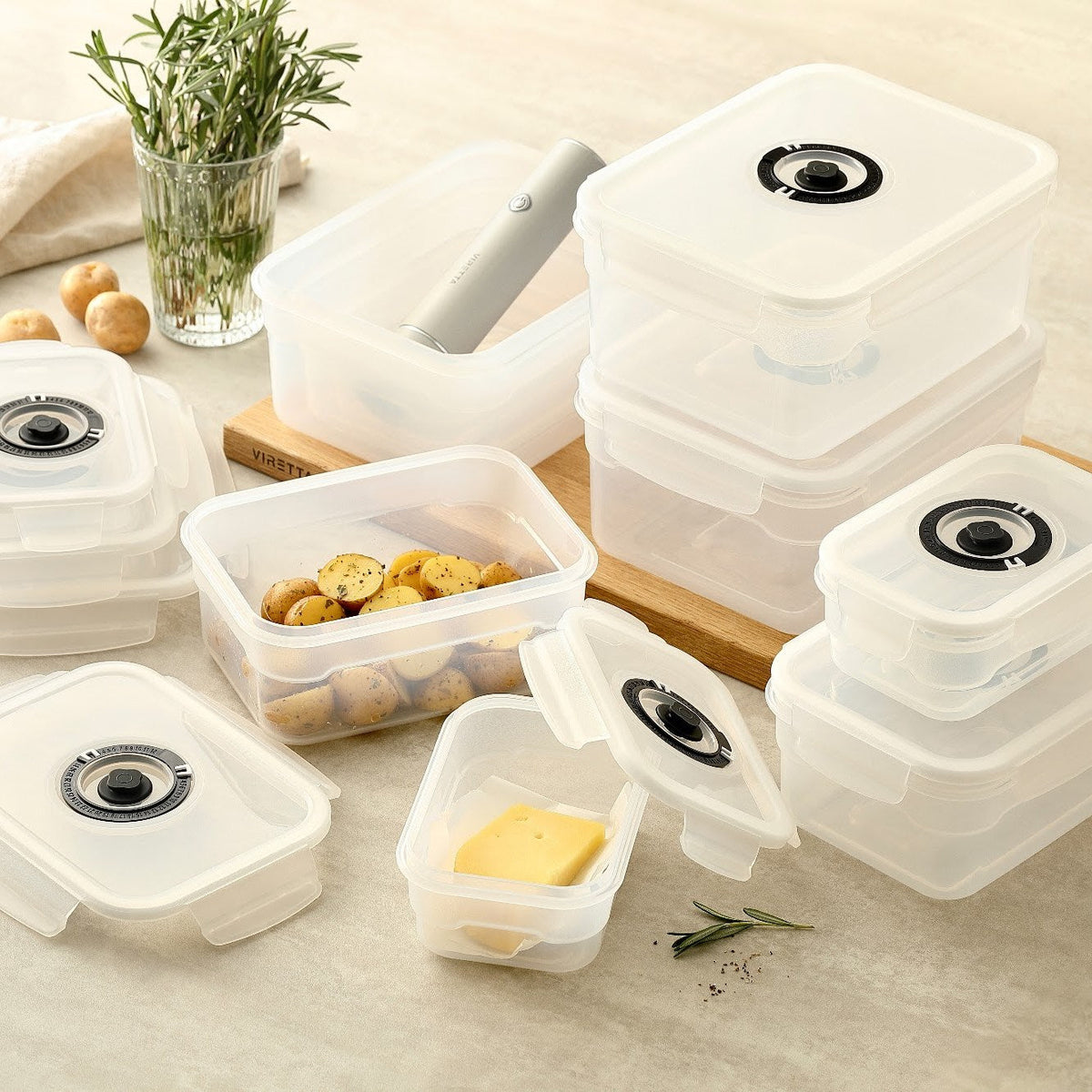 Vakuumbehållare i plast i flera storlekar med potatis och ost