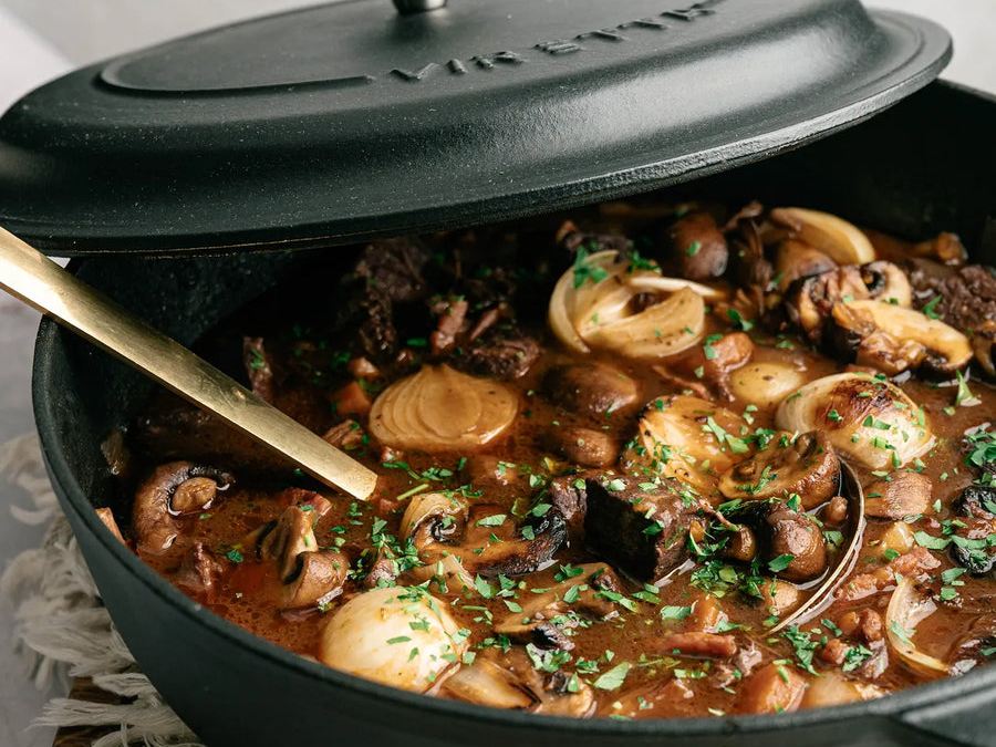 Bœuf bourguignon i en mossgrön emaljerad gjutjärnsgryta