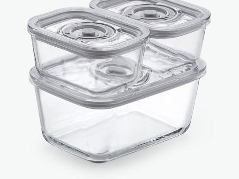 Tre vakuumbehållare i glas med grå lock