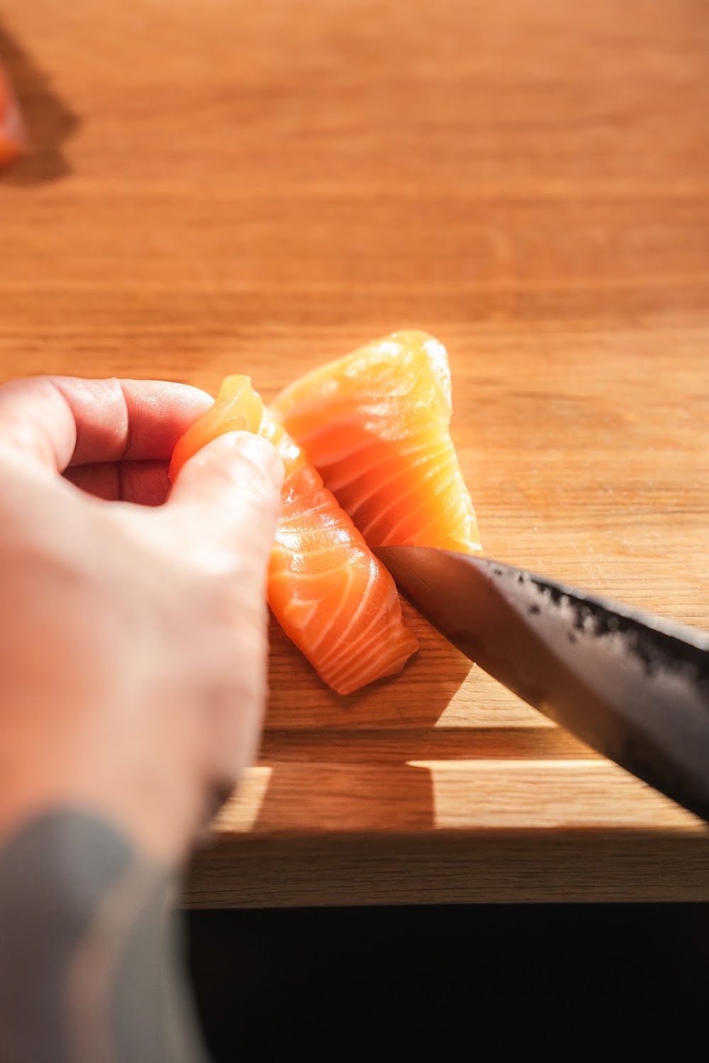 Lax skärs upp i köket på Sushi Taro