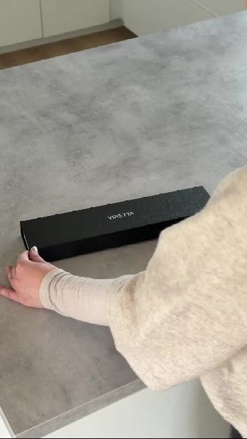 En kockkniv packas upp och används på en skärbräda