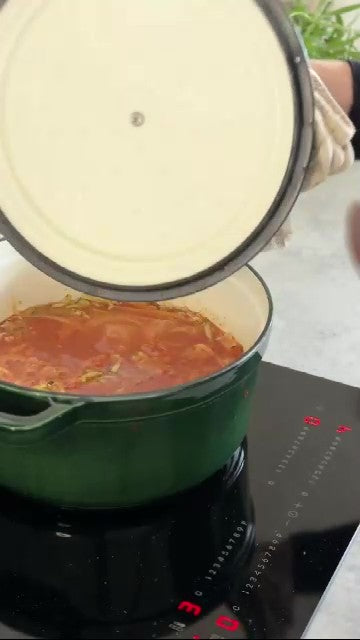 Pasta kokas i tomatsås i en grön gjutjärnsgryta