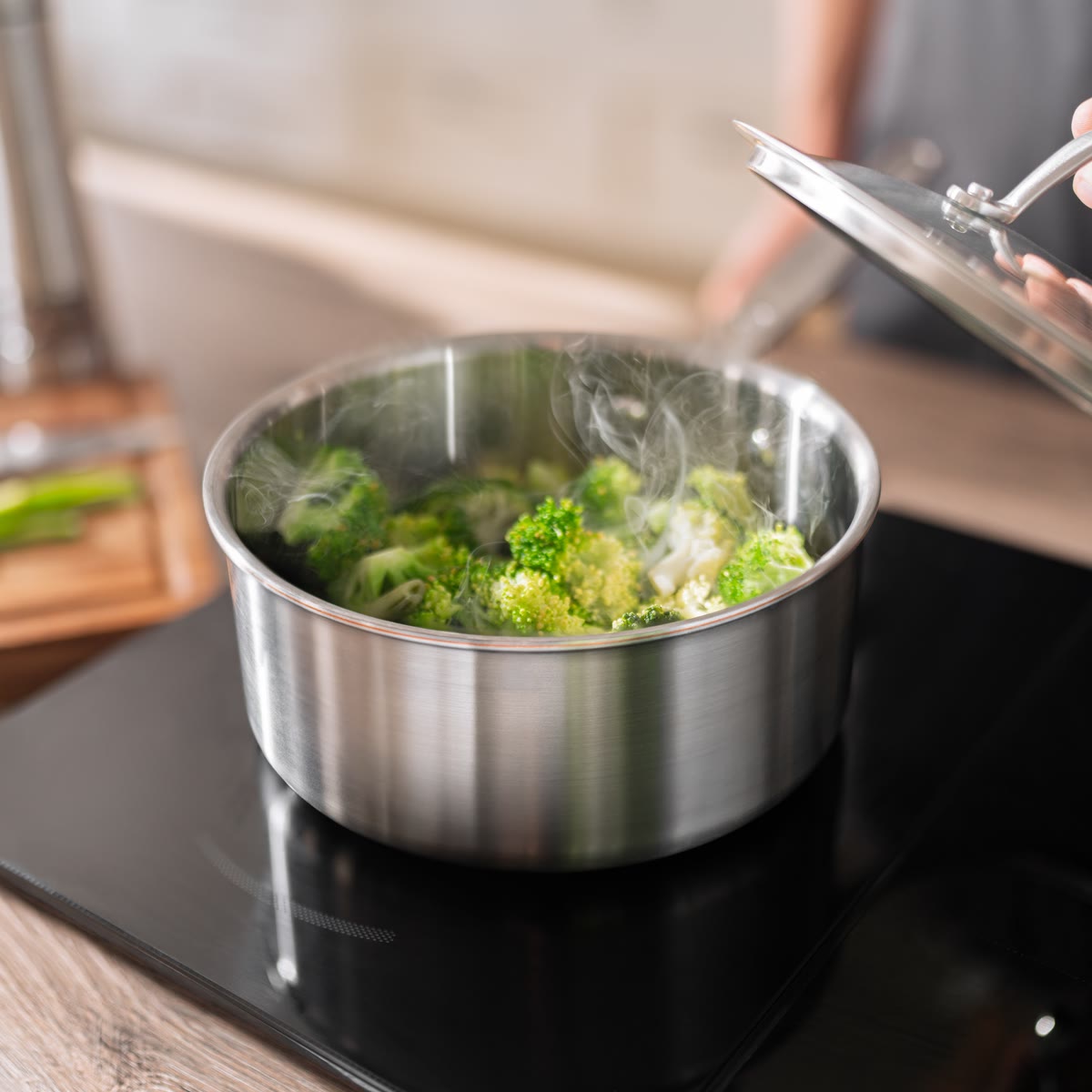 Broccoli ångkokas i en 5-Ply-kastrull Ø20 cm, medan glaslocket lyfts av