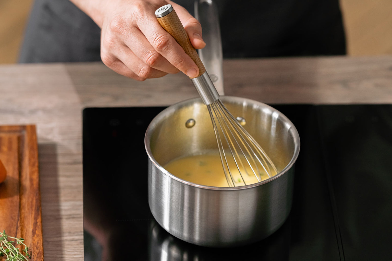 Sås vispas i 5-Ply-kastrullen Ø16 cm på en induktionshäll