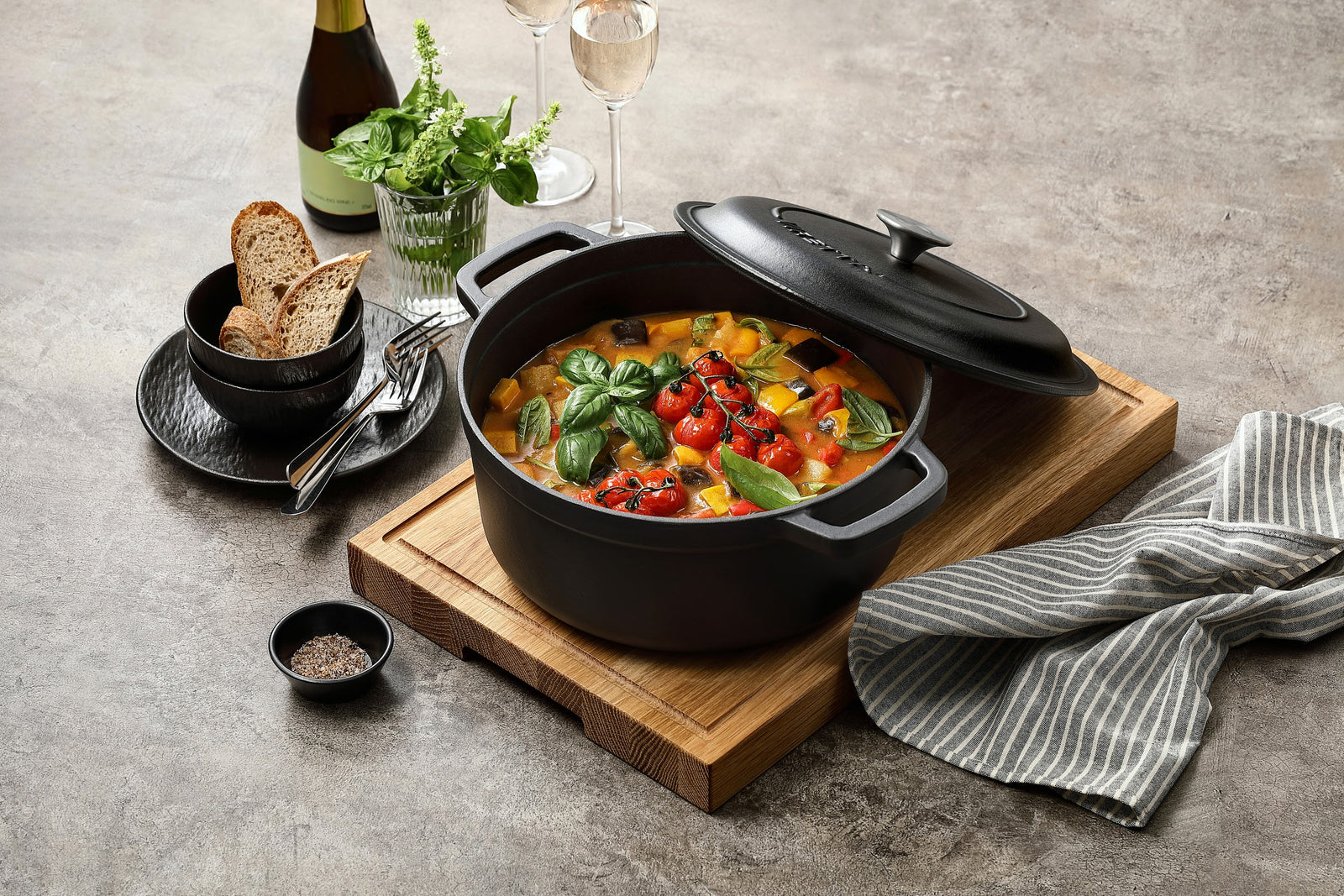 Emaljerad gjutjärnsgryta i skiffersvart med ratatouille